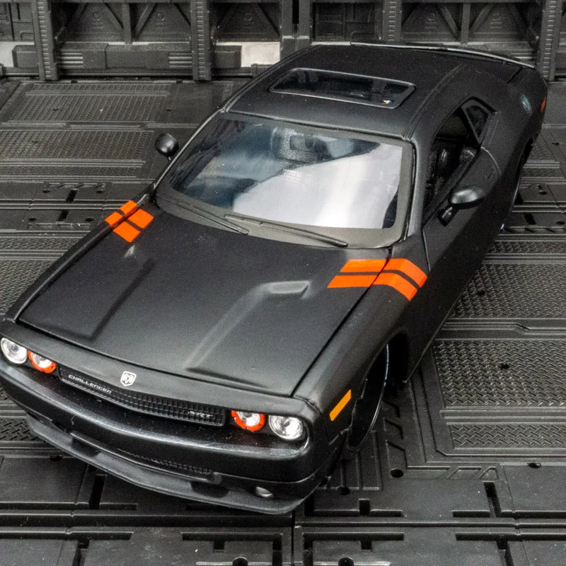 Maisto 1:24 Simulation 2008 Dodge Challenger Alloy Car Model Static Decoration Door Openable Collection Gift