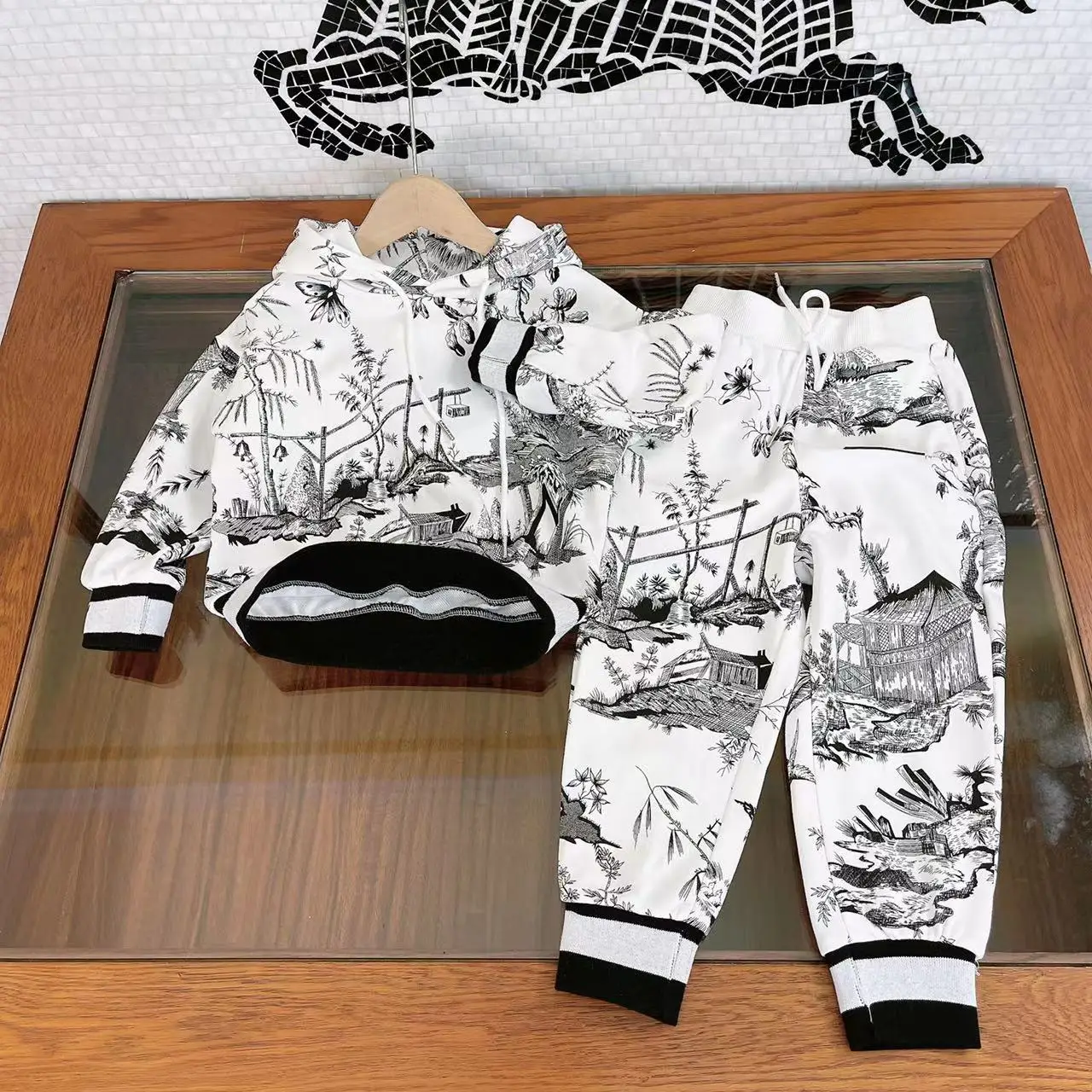 Popular children's clothing early autumn new men and women baby suits casual hooded suits, fashionable foreign style Korean