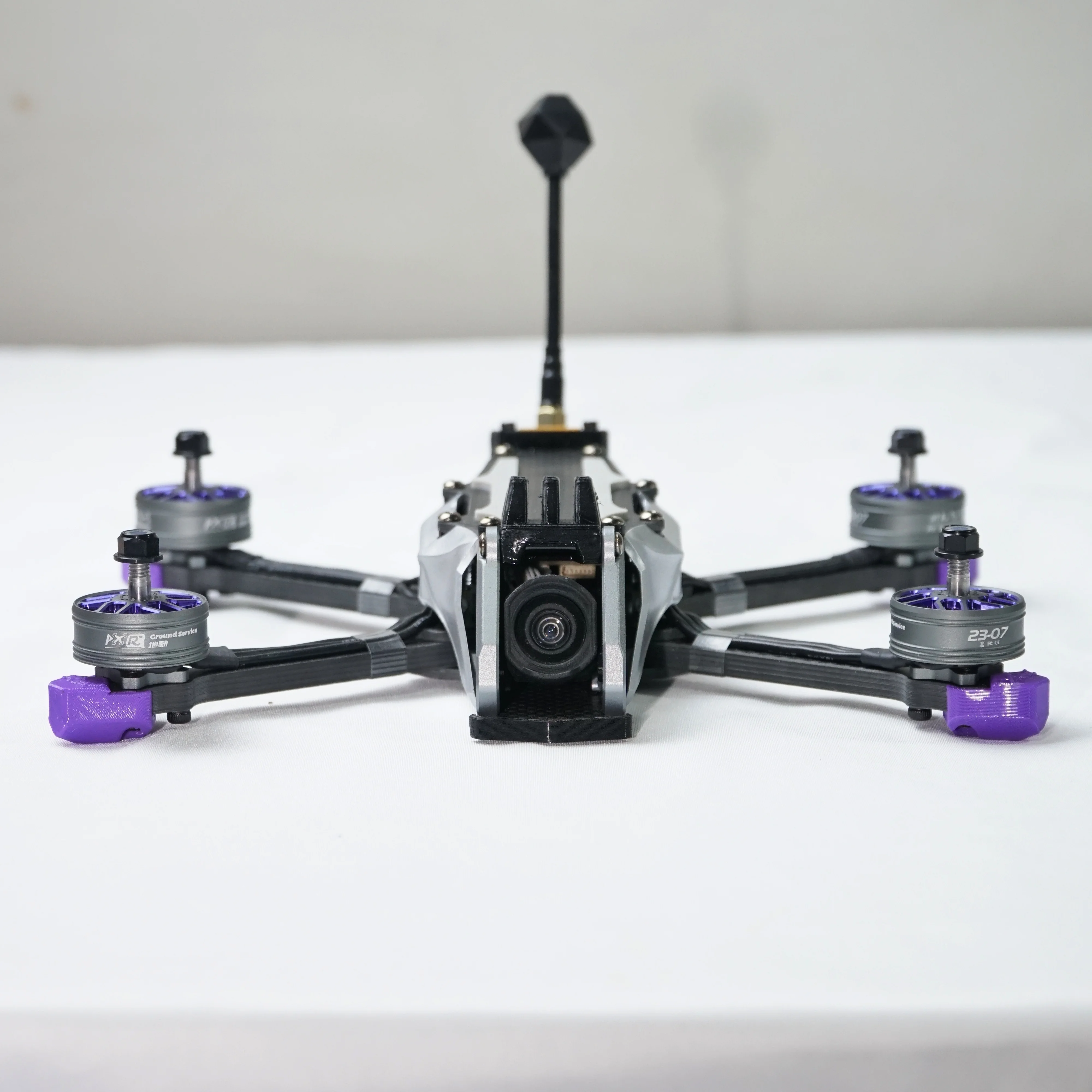 Cadre Drone FPV PX5 Pliant en Carbone 6mm DC Frame assemblé, montrant le design pliable compact.
