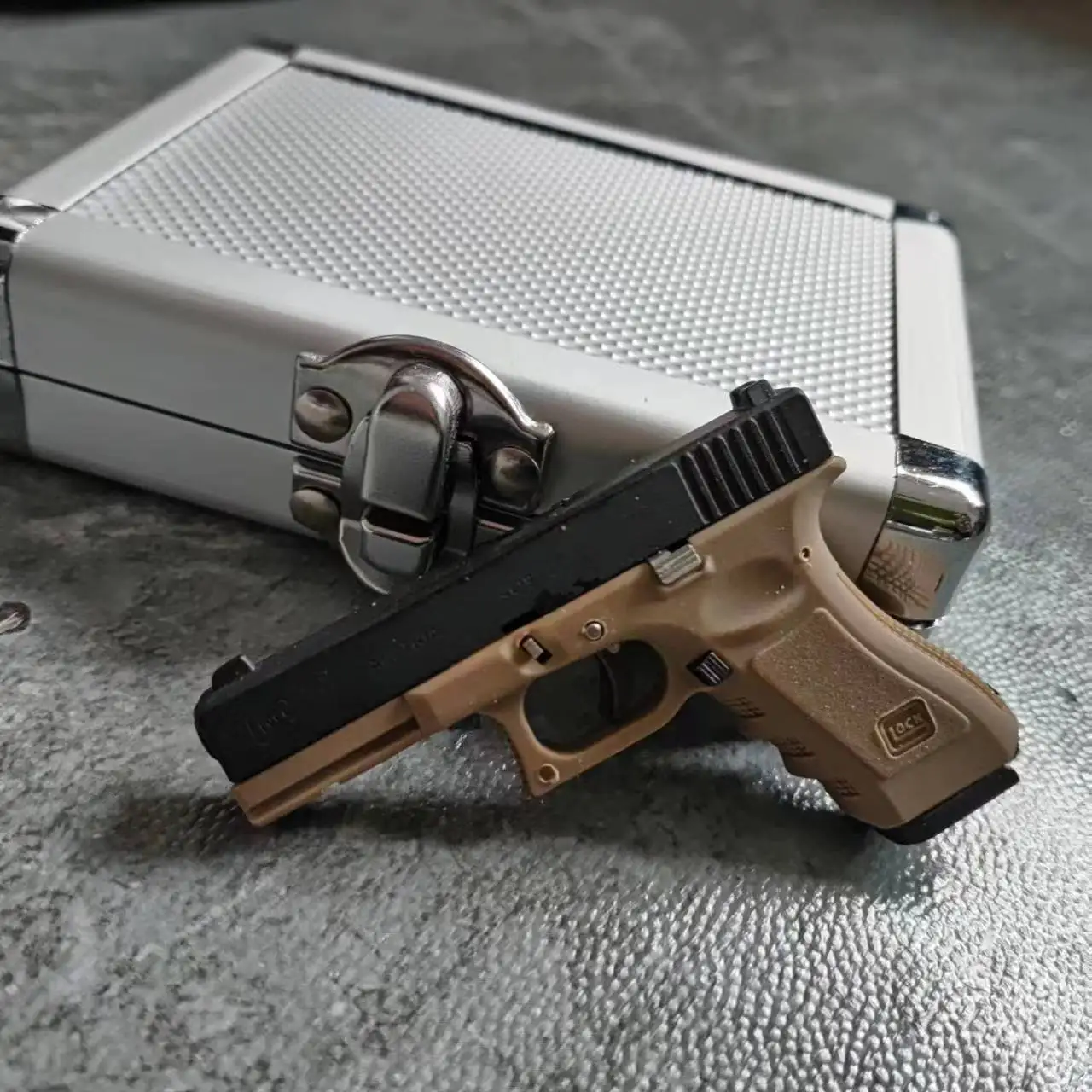 

Крошечная модель игрушечного пистолета Glock G17 1:3, Съемный Брелок «сделай сам» из полусплава, подвесные украшения, военная детская Игрушечная модель пистолета