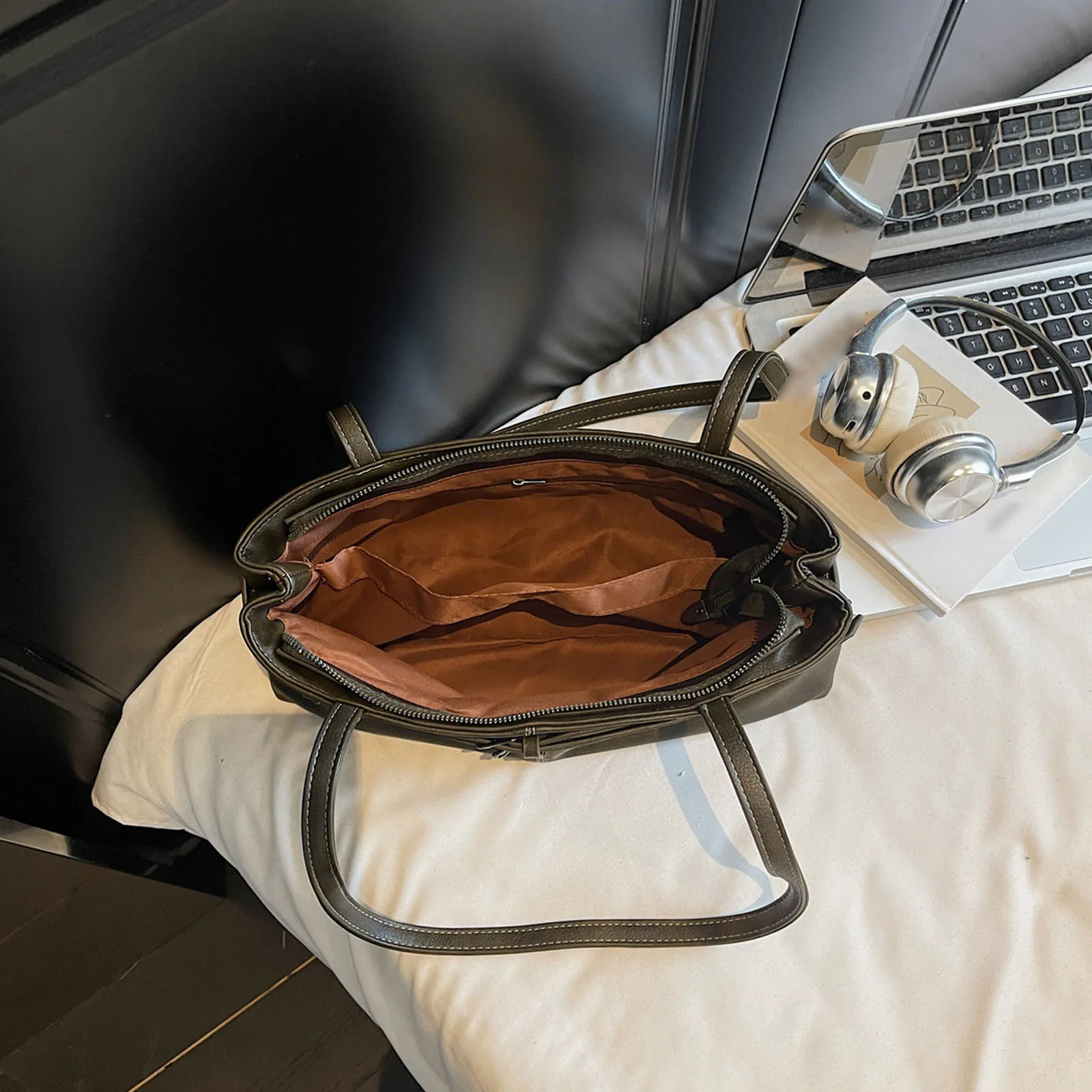 Women PU Leather Single Shoulder Tote Bag with Zipper One Shoulder Armpit Bag Single Shoulder Handbag for School Work Daily Use