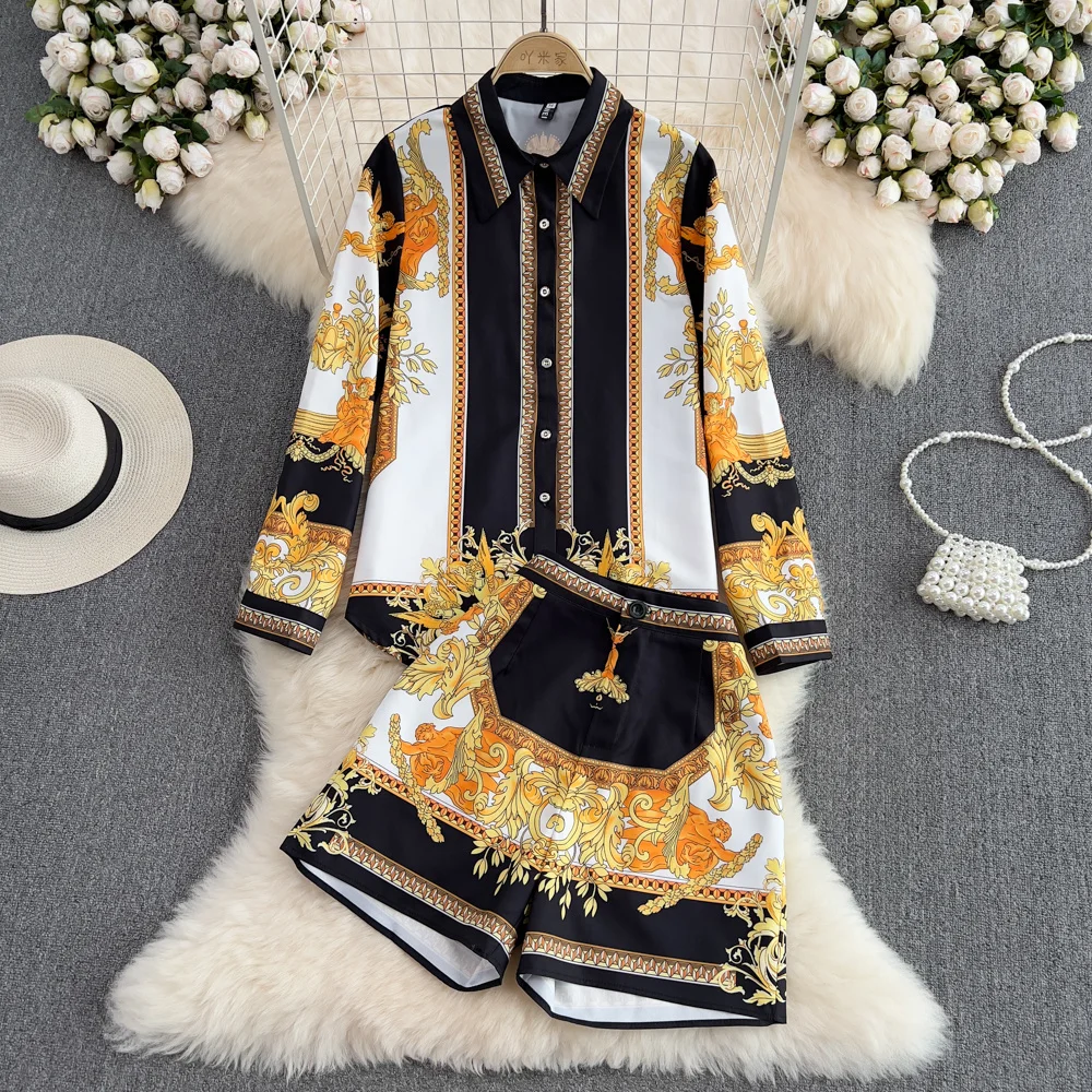 

Женский модельный костюм из двух предметов, блузка с винтажным принтом и шорты с широкими штанинами, летний костюм