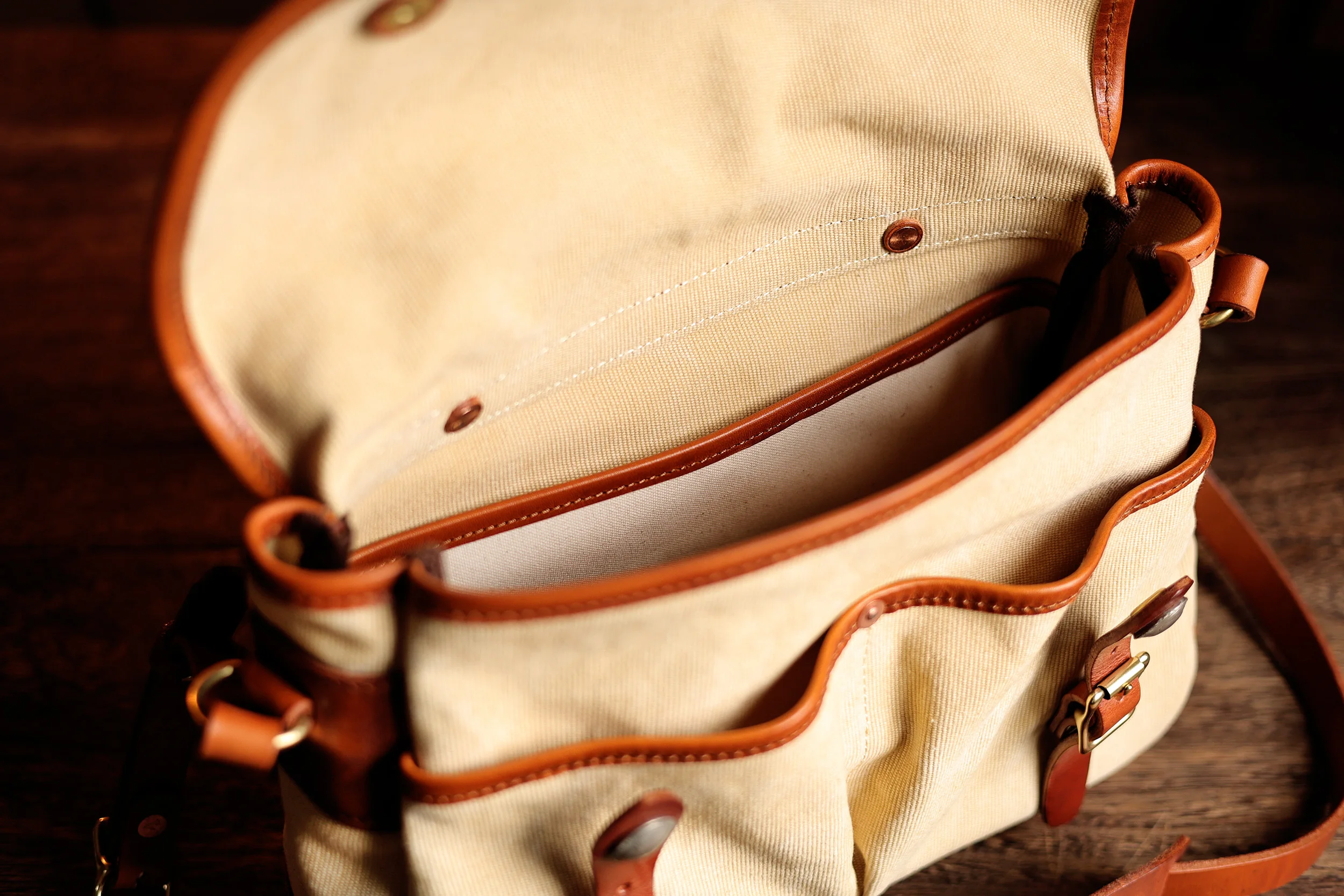 PNDME Vintage handgemachte hochwertige Leinwand erste Schicht Leder Herren Umhängetasche Outdoor-Reisen Luxus Tabletten Umhängetasche – Detail 14