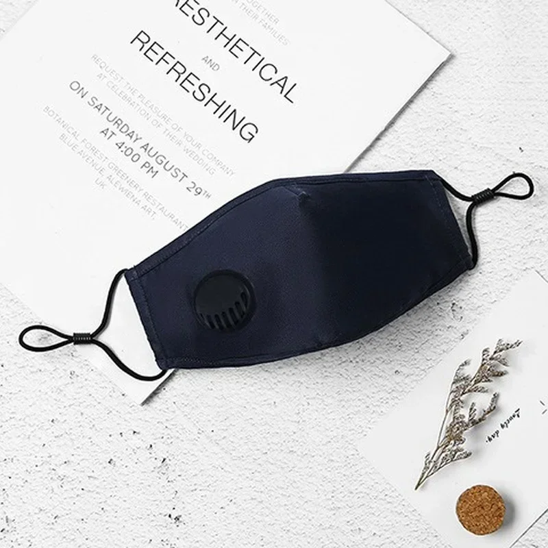 Masque en tissu réutilisable 3 couches de couleur rose, porté par une personne, montrant les plis et les élastiques derrière les oreilles.