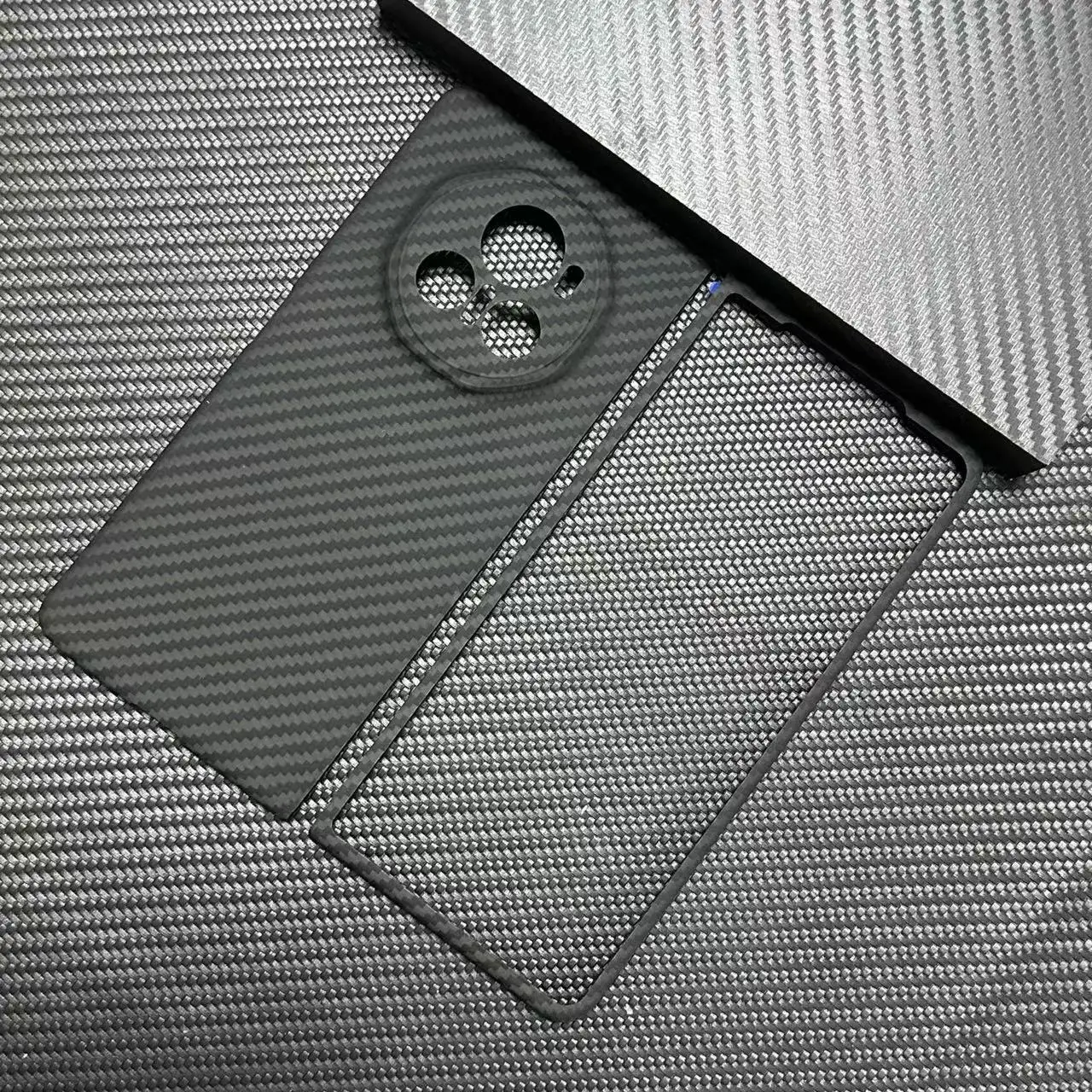 Ultra-Thin Carbon Fiber Aramid Shell - Magnetic Phone Case