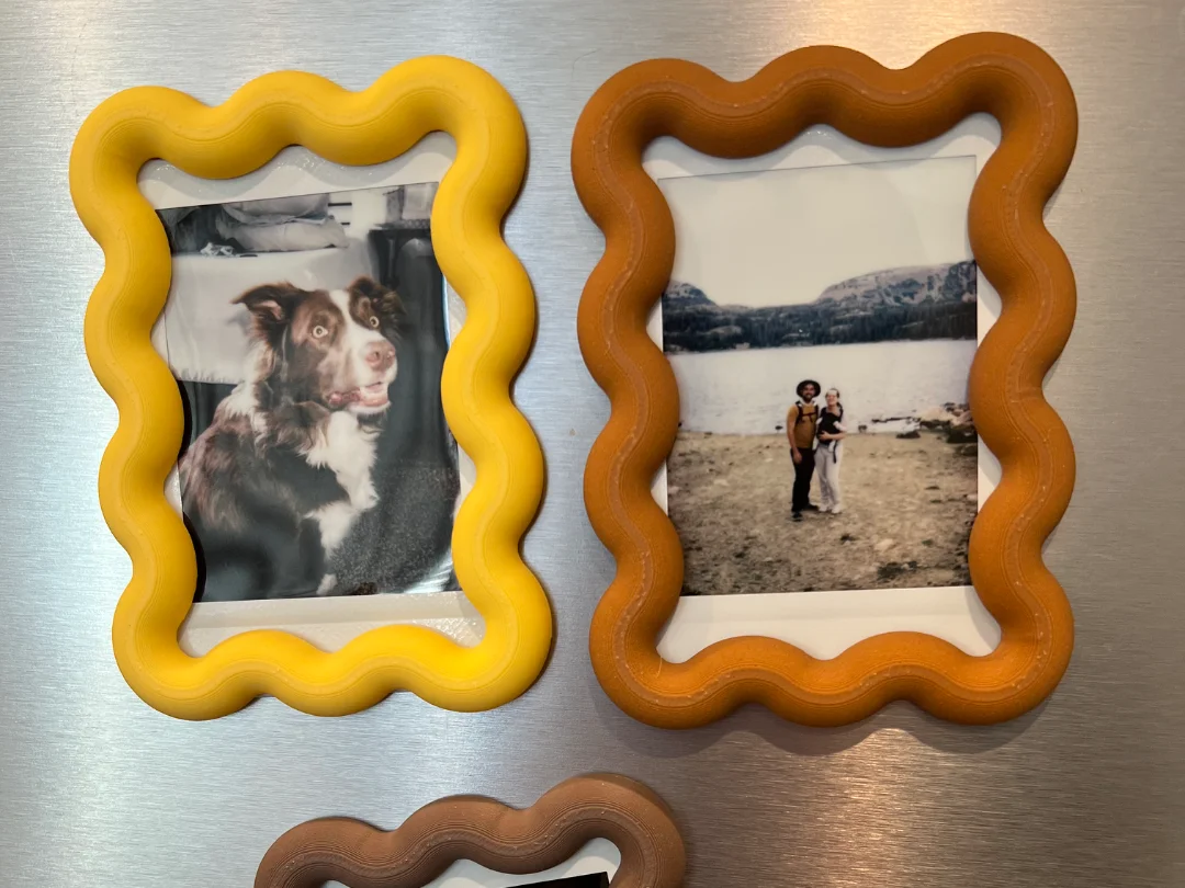 Ein gewellter Mini-Magnetfotorahmen, bunter Kühlschrankmagnet, geeignet für Polaroid-Fotos.