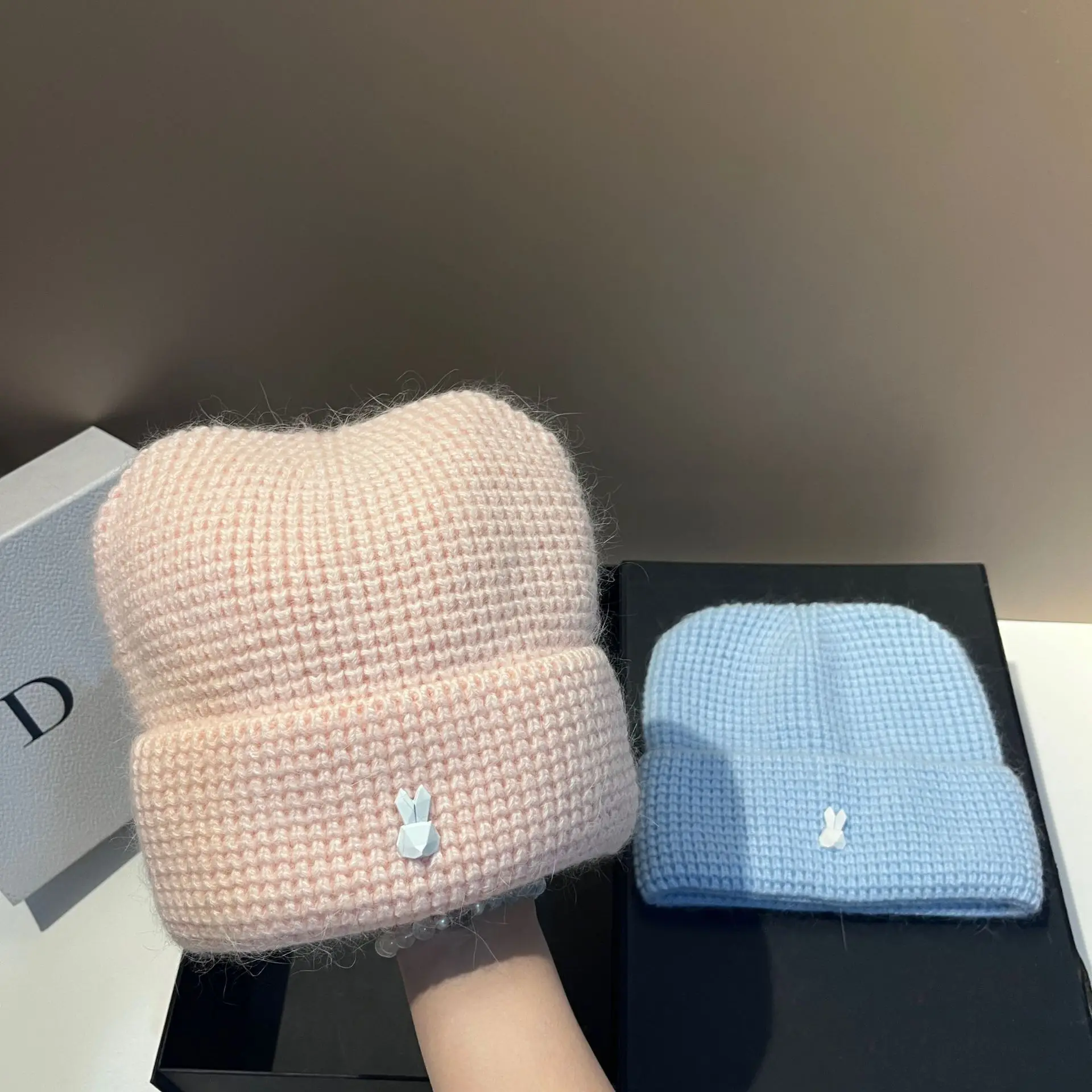 Autunno e inverno nuovo cappello lavorato a maglia in pelliccia di coniglio scozzese moda orecchie di coniglio carino caldo morbido cappello di lana glutinosa da donna
_voghion.com