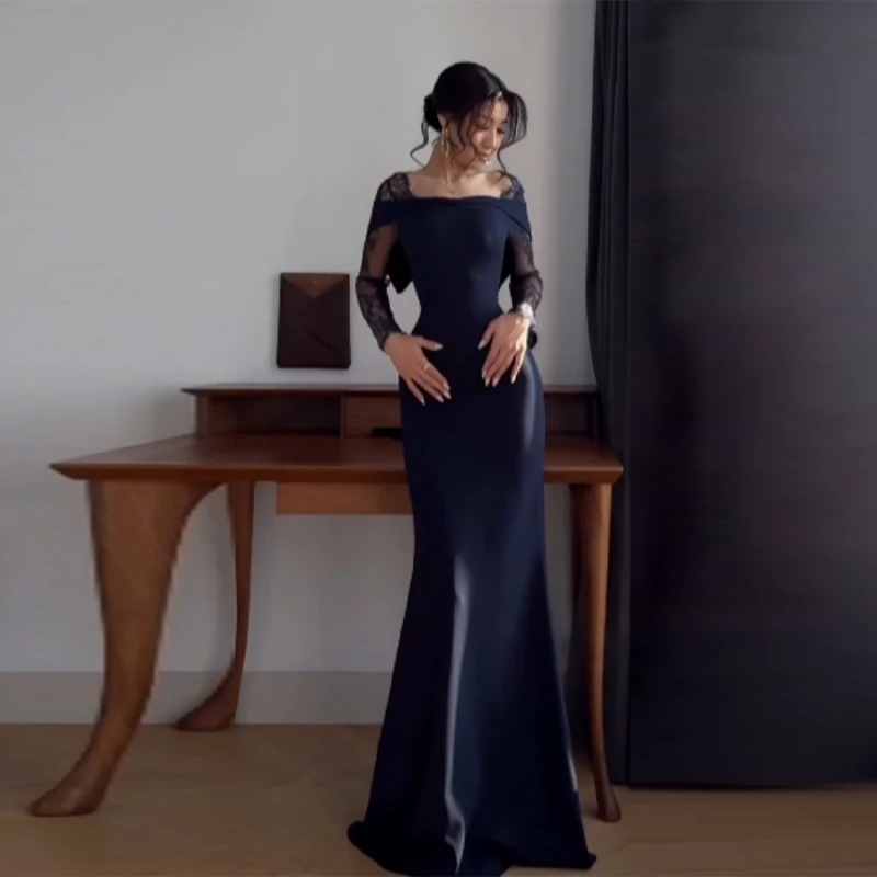 فستان بني طويل بتفاصيل دانتيل وظهر مفتوح