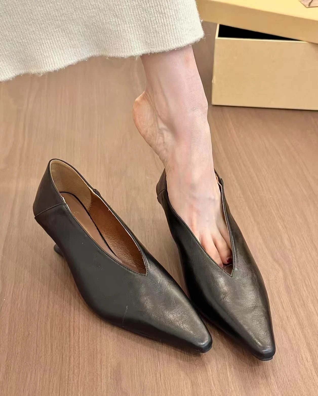 Bequeme Designer-Schuhe aus weichem Leder für Damen, spitz, rutschfest, Keilabsatz, Party-Damenschuhe, Outdoor, lässig, hohe Absätze – Detail 12