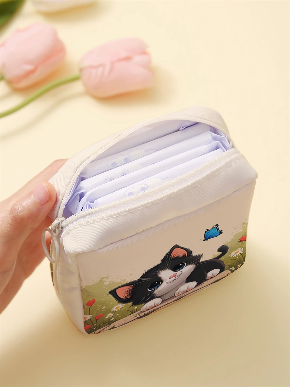 Cute cat pattern printed sanitary napkin storage bag, women's lightweight tissue bag, sanitary tissue bag