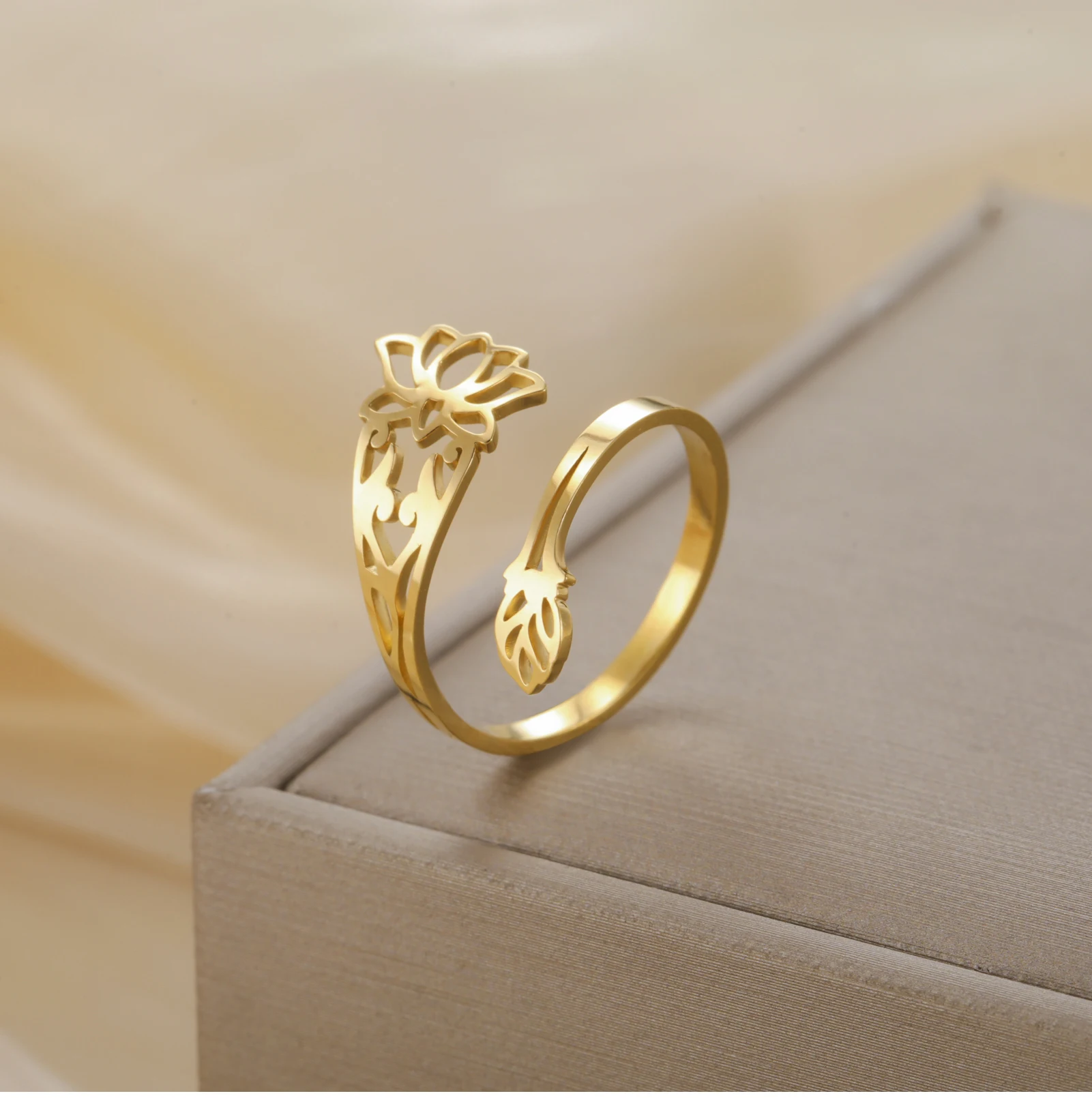 Goldfarbener Edelstahl Hohler Lotus-Blumen Offener Ring Minimalistischer Verstellbarer Fingerring für Frauen Tägliches Tragen Geschenk – Detail 5
