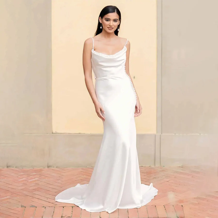 

Атласное свадебное платье с открытыми плечами и жемчужинами, съемным рукавом 3/4, открытой спиной и боковыми функциональными пуговицами