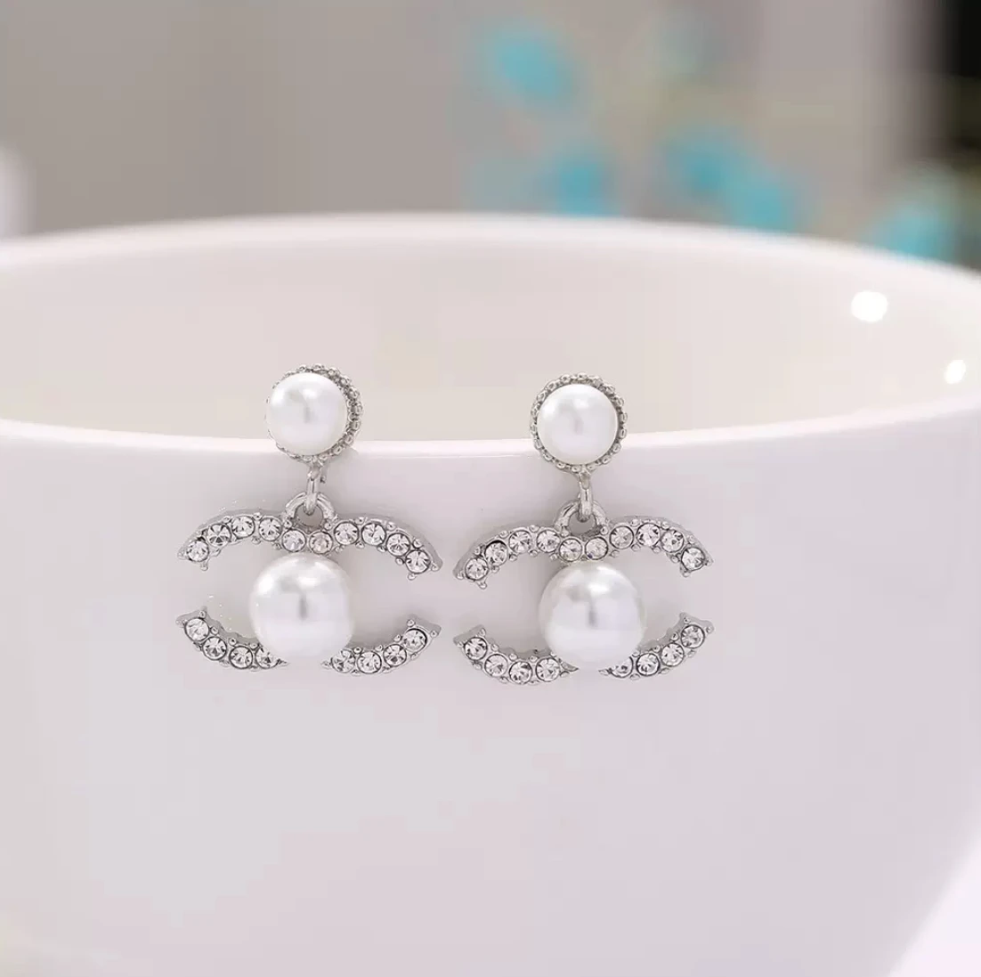 Luxury 2025 new ear studs stylish pearl simple earrings with a chic, high-class feel for women's earrings 4