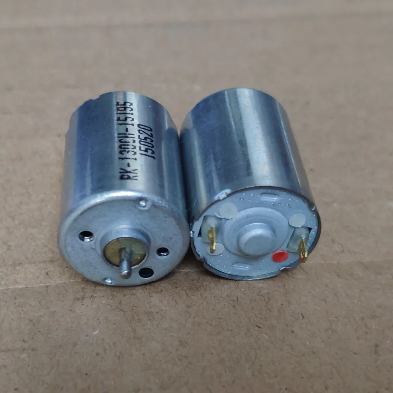 Moteur électrique DC 12V 18000 RPM pour RC, posé sur une surface blanche, avec son boîtier métallique noir.