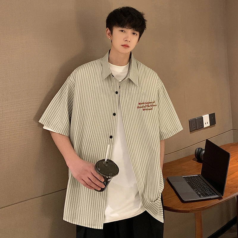 

Мужская рубашка в полоску, с коротким рукавом и надписью, свободного покроя