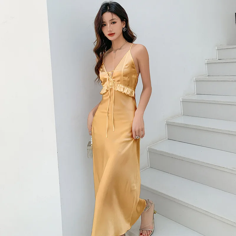 

Летняя женская ночная рубашка с открытой спиной и аппликацией