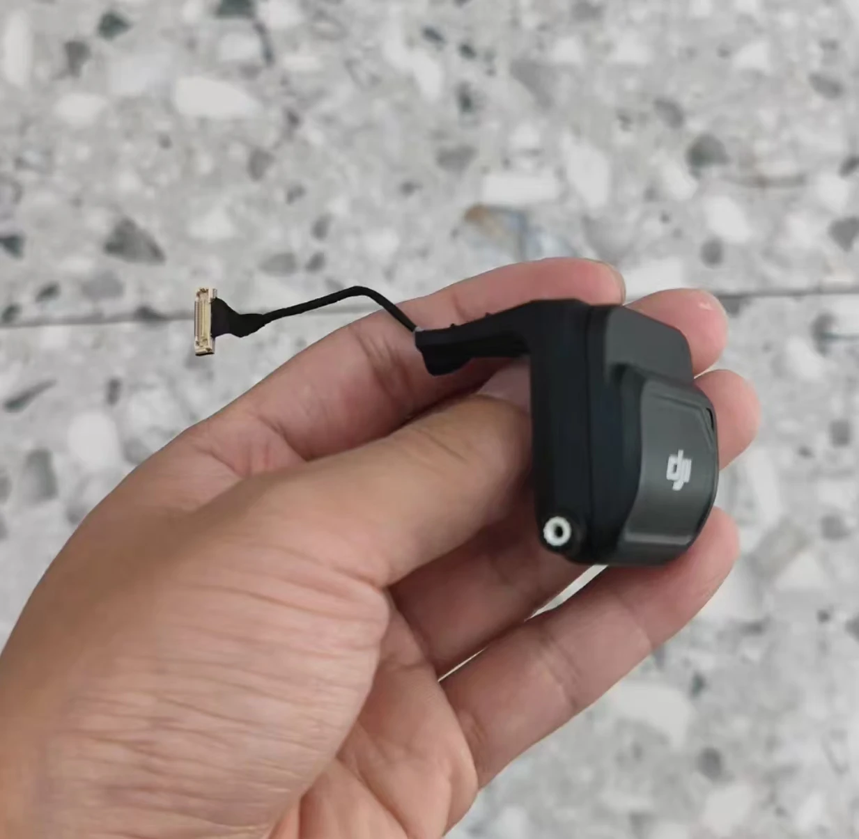 Module GPS avec câble pour drone DJI Avata, pièce de rechange d'origine posée sur fond blanc.