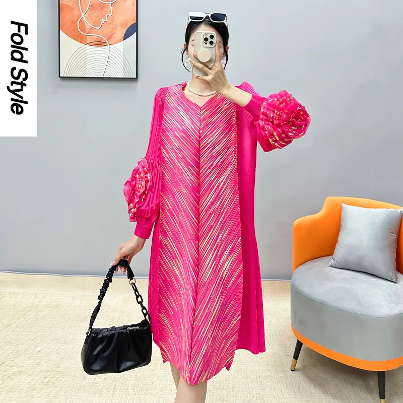 

2023 Autumn/Winter Women's New Loose and Age Reducing Lantern Sleeves Three House Dress High End Pleated V-neck Mid Length