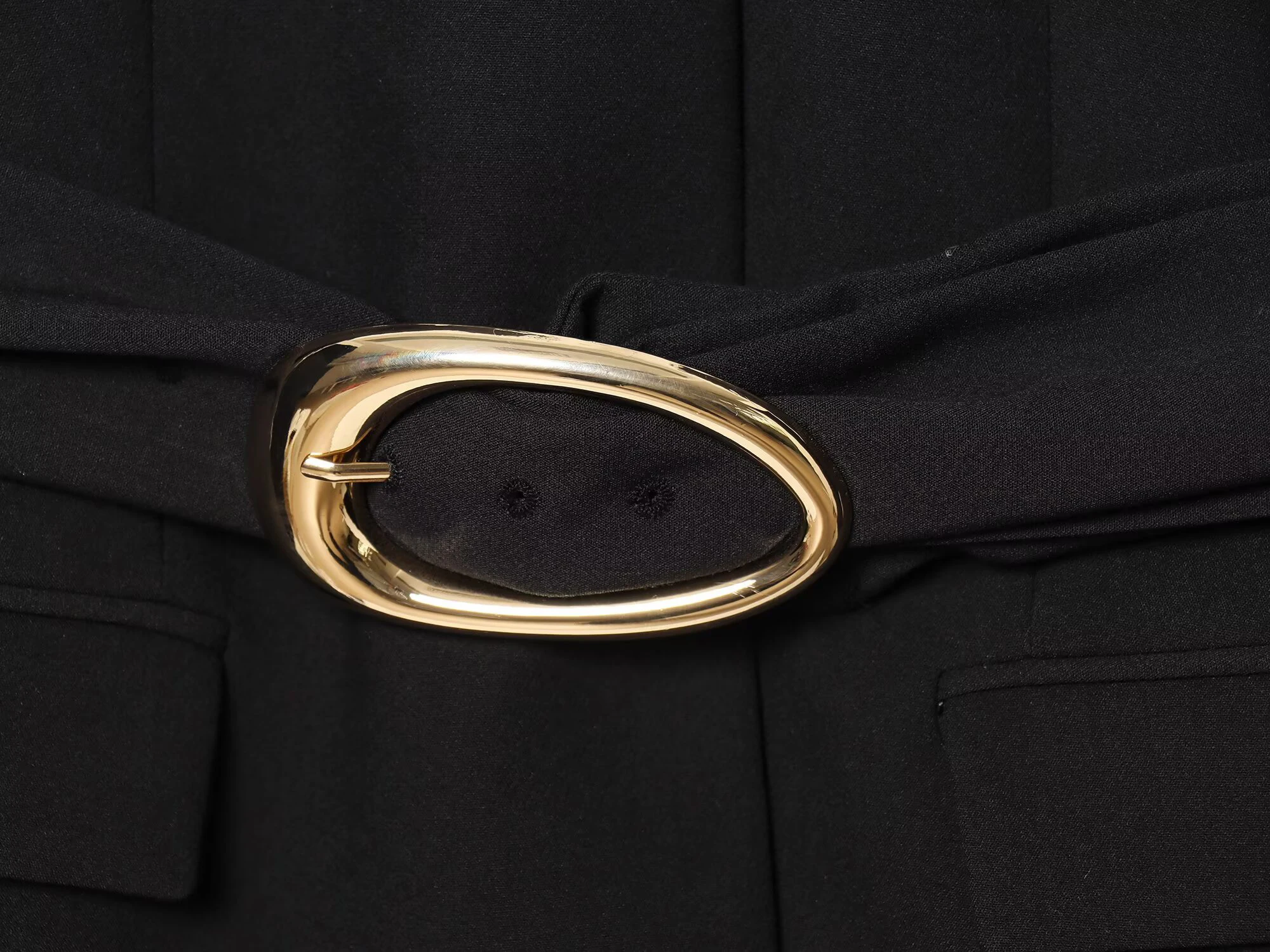 Frühlings- und Sommer-Damenanzug mit langärmeliger Jacke mit goldener Schnalle am Bund und plissierter Hose. – Detail 10