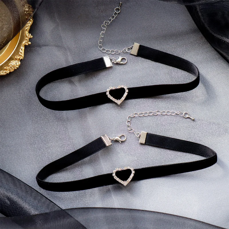 

Fashion Sexy Black Velvet Chokers Necklaces Punk Style Statement Crystal Love Hearts Necklace for Women Party Jewelry Gift