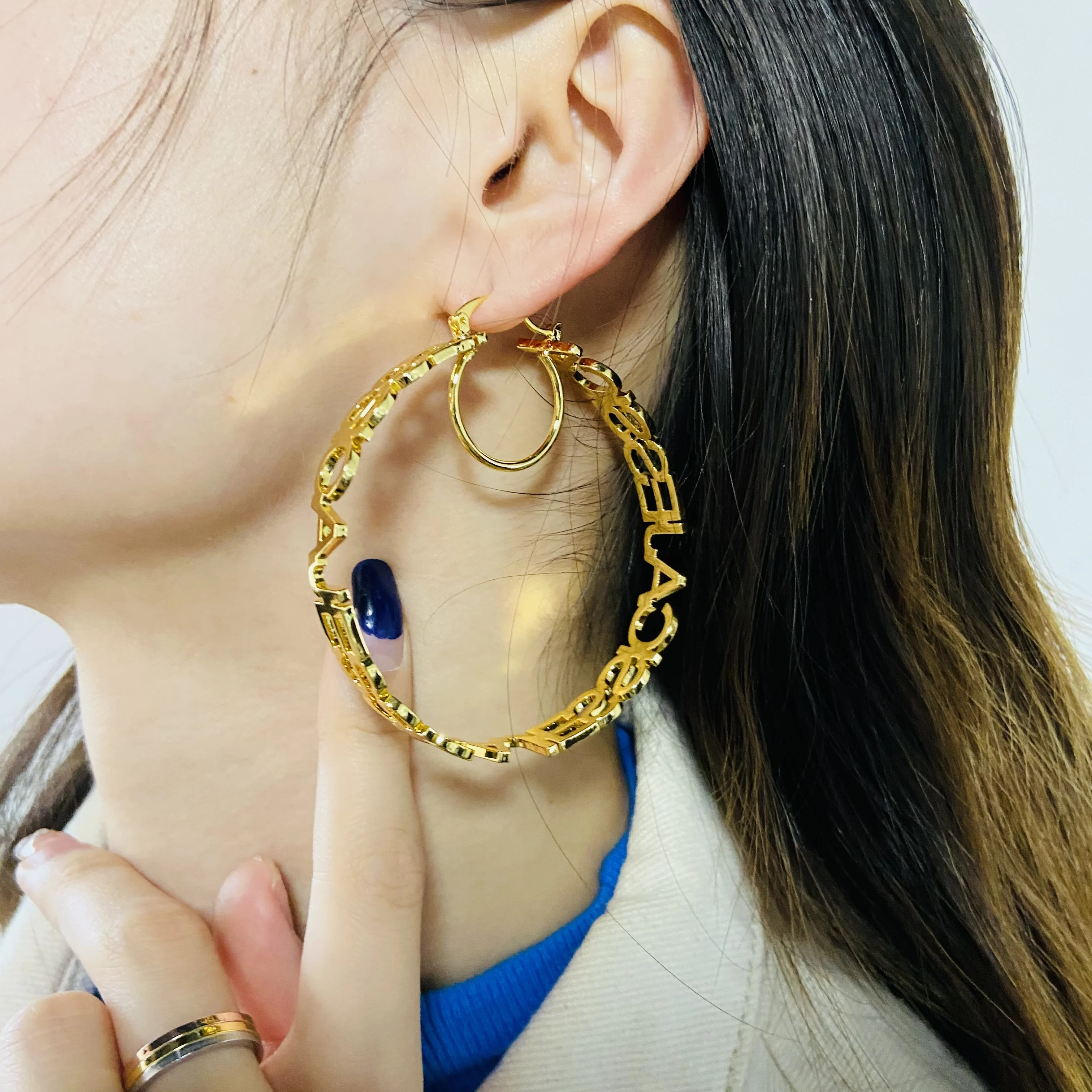 Dascusto Gold-Creolen mit individuellem Namen, personalisierter ästhetischer Schmuck, trendiges Sommer-Accessoire für Frauen, Muttertagsgeschenke – Detail 1