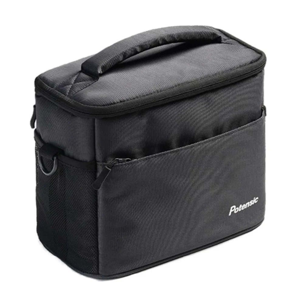Sac à dos WoodGenio pour Potensic ATOM et ATOM SE porté par une personne, détail des bretelles rembourrées.