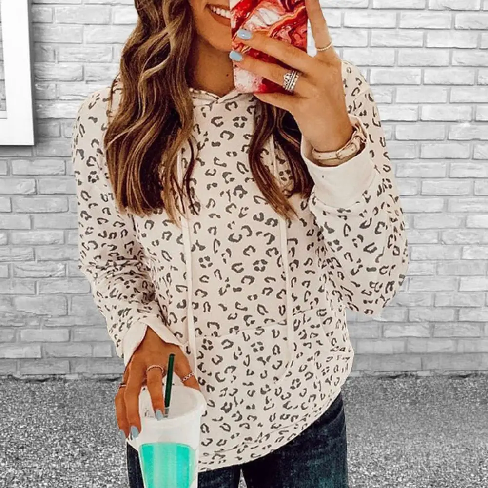 

The stylish collar is equipped with an adjustable hidden drawstring to better keep the neck warm.