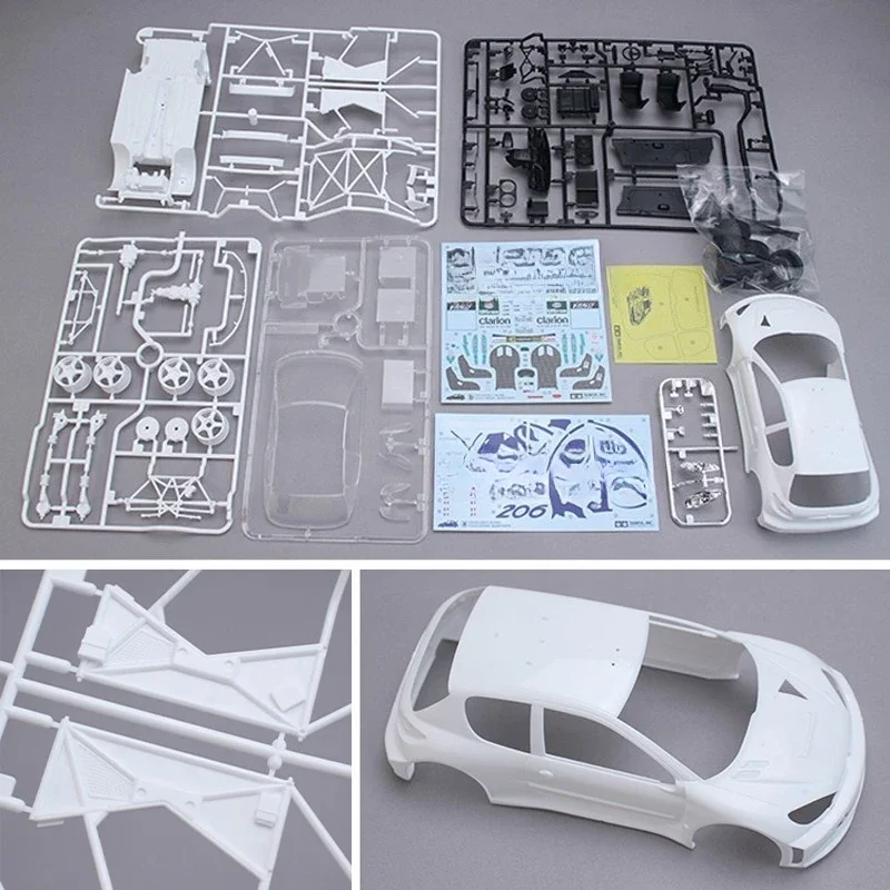 Détail du moteur et de l'habitacle du kit TAMIYA 1/24 WRC avec pièces en plastique gris.