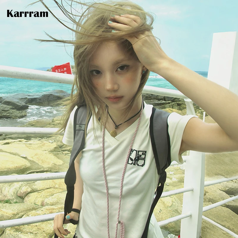 Karrram Japanisches Y2k V-Ausschnitt-Oberteil im 2000er-Jahre-Stil, besticktes weißes T-Shirt, Vintage-Harajuku-Kurzarm-T-Shirt, amerikanisches Retro-T-Shirt