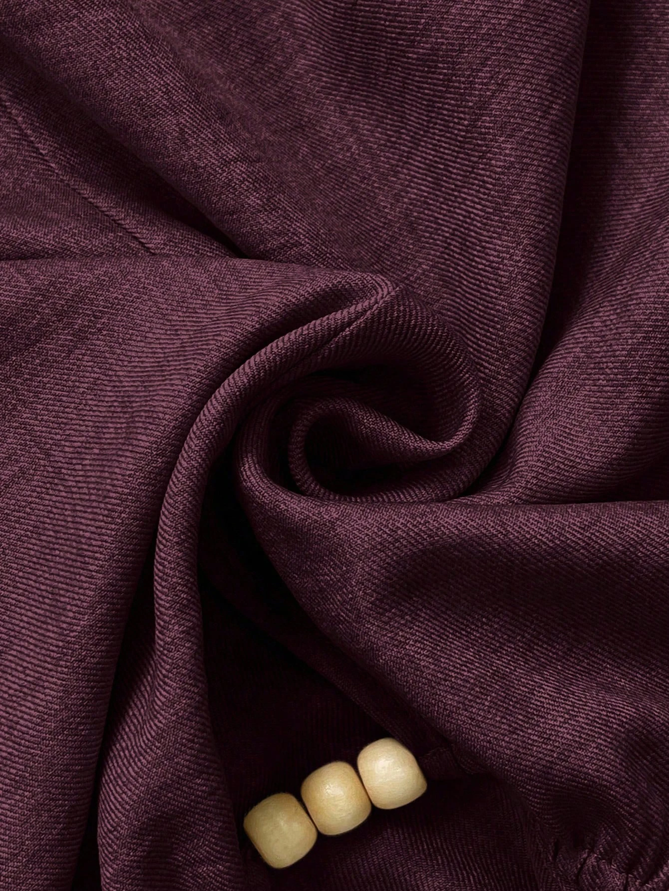 Chemisier portefeuille bordeaux pour femme avec col à perles en bois, manches longues lanternes, taille froncée, lien au dos et ourlet asymétrique – Élégant pour le bureau ou décontracté