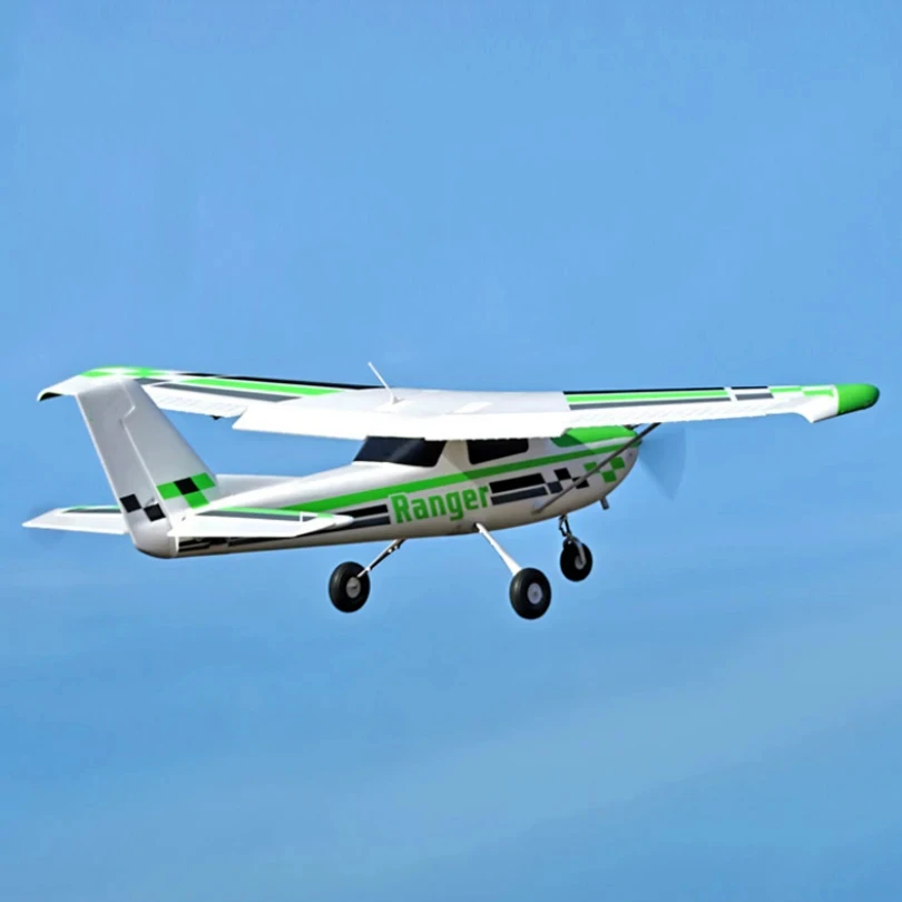 Vue rapprochée du cockpit de l'Avion RC Ranger 1800mm PNP, détails de l'hélice et du train d'atterrissage.