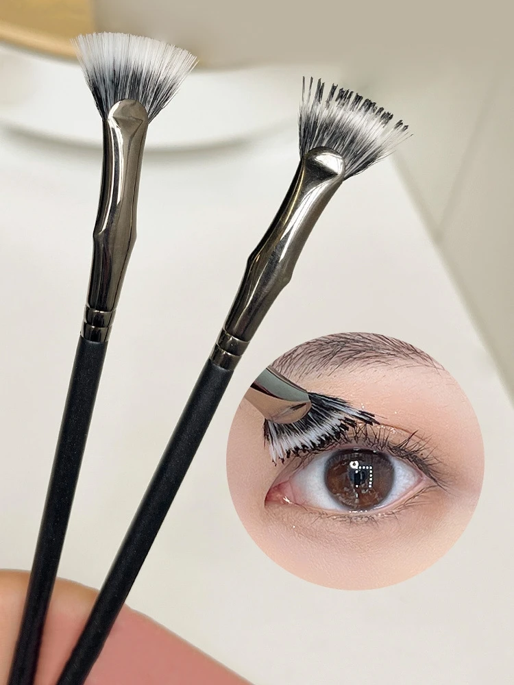 Folding Flat Head Mascara Brush 1