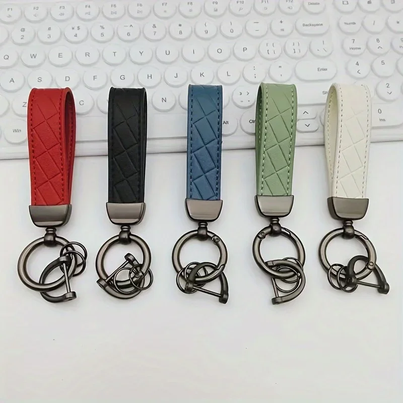 Un porte-clés de voiture pratique et élégant avec anneau en D - un pendentif tendance pour hommes et femmes à accrocher sur leurs clés de voiture
