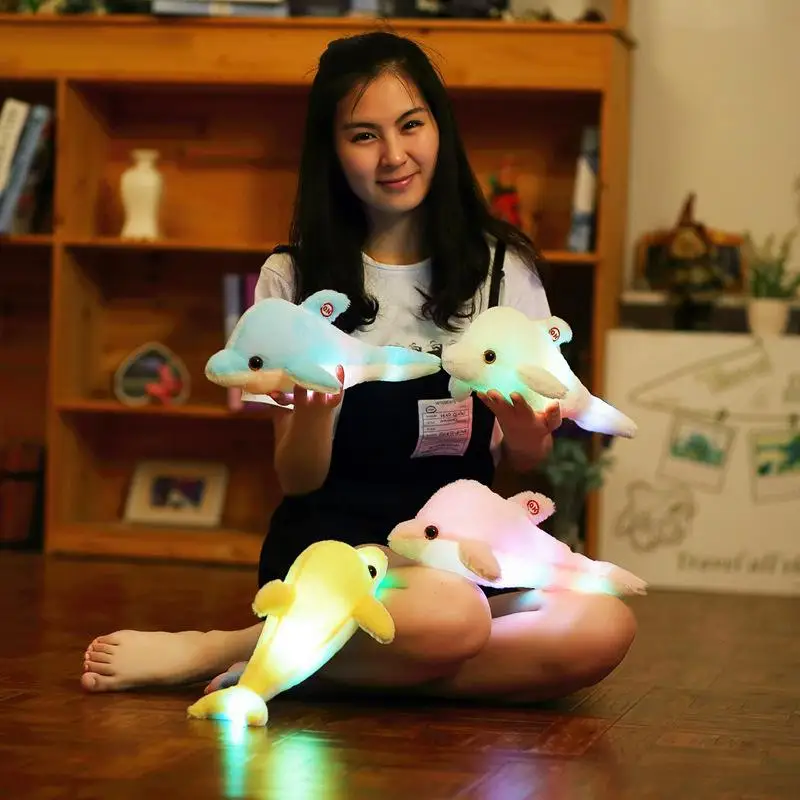 

Милая плюшевая светящаяся кукла-Дельфин, красочная рыба, игрушка-коготь, машина, кукла, украшение для подарка на День святого Валентина