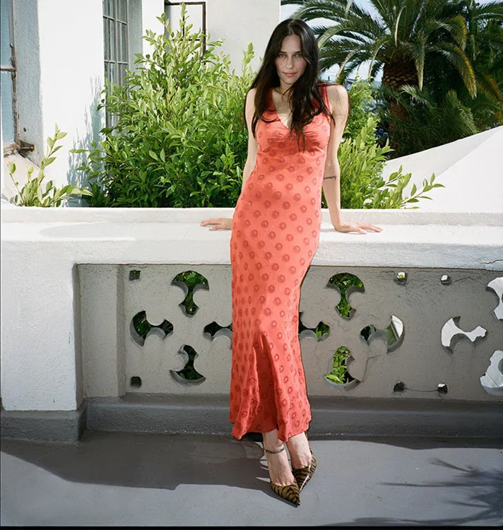 

Женское шелковое платье макси без рукавов с V-образным вырезом и вышивкой