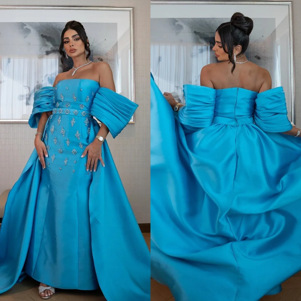 Трикотажное коктейльное платье с бисером