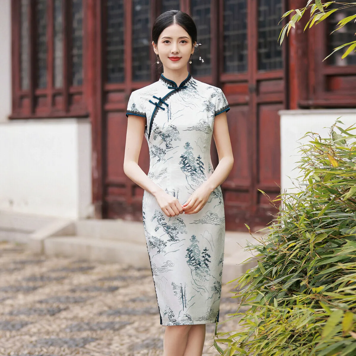 

FZSLCYIYI Traditional Lace Trim Mandarin Collar Chinese Wedding Cheongsam Short Sleeve Printed Satin Knee-Length Qipao