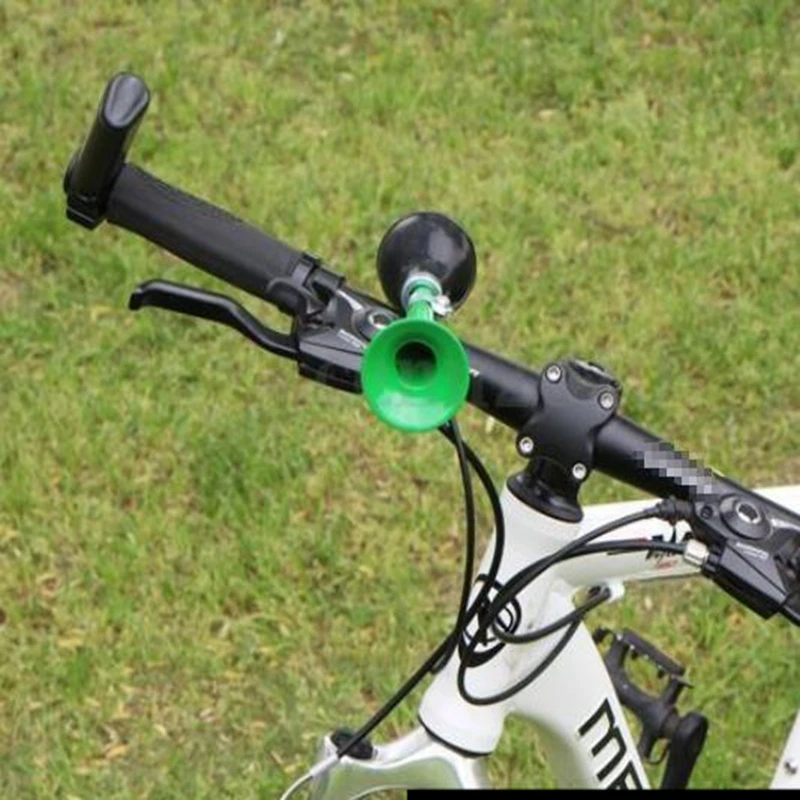 Bicycle Horn Cycling Metal Air Bugle Trumpet Squeeze Rubber Bulb The bicycle bell is ringing