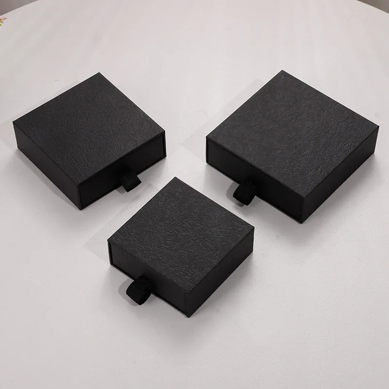 24 Stück Schubladenboxen aus Karton, 9*9*3,2cm, für Halsketten, Ohrringe, Eheringe, Schmuckverpackung, Schwarze Papierbox mit Grauem Schaumstoff, Großpackung – Detail 15