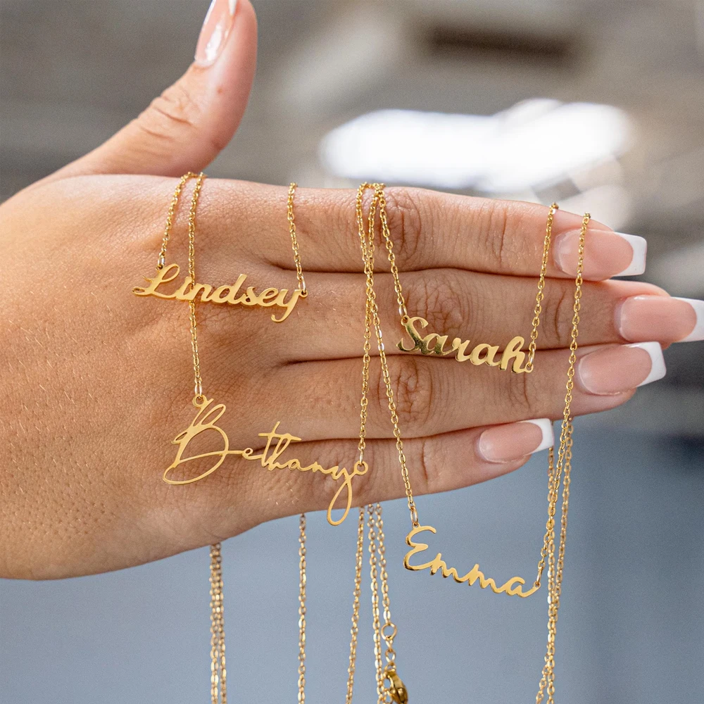 Collier prénom personnalisé femme or élégant bijou romantique sur mesure