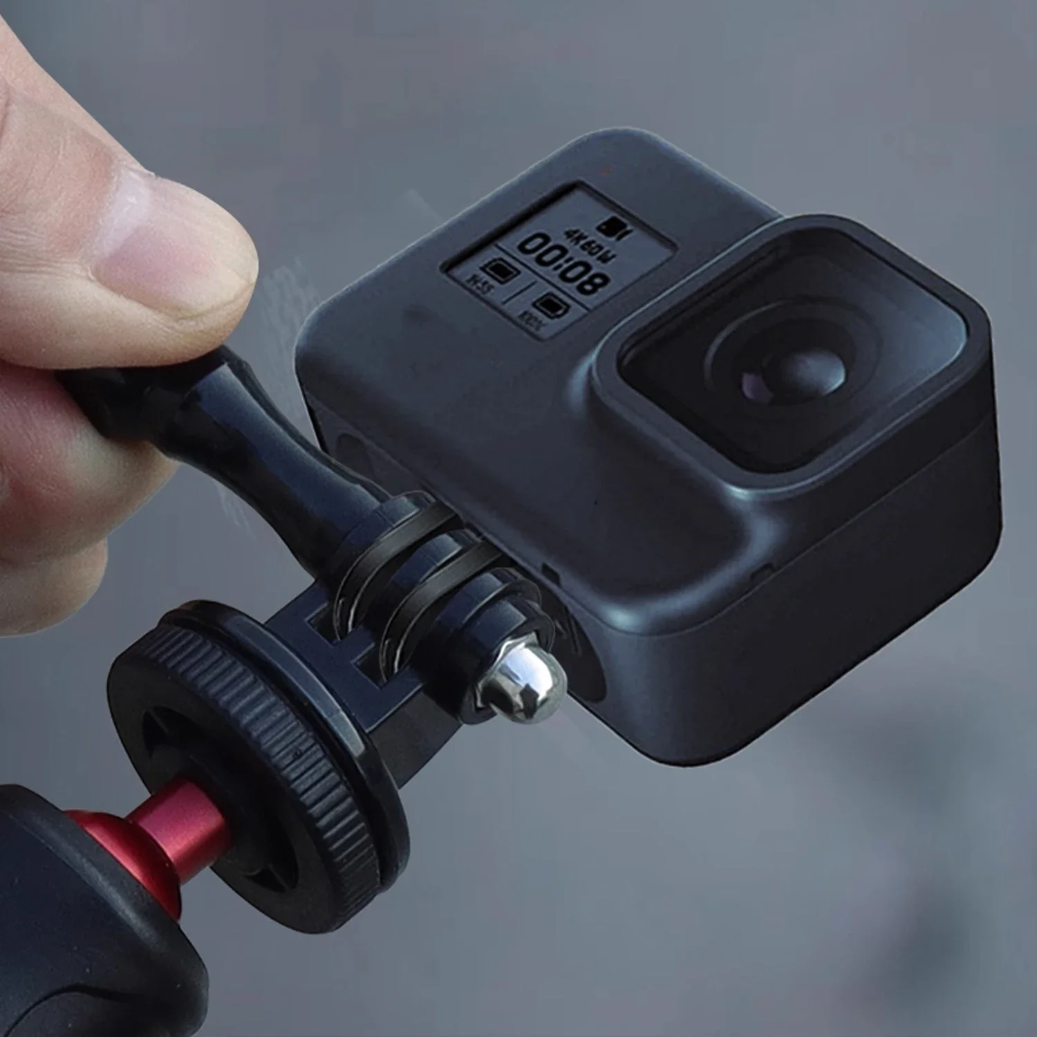 Gros plan sur une sangle étanche pour GoPro avec mousqueton, montrant sa robustesse.