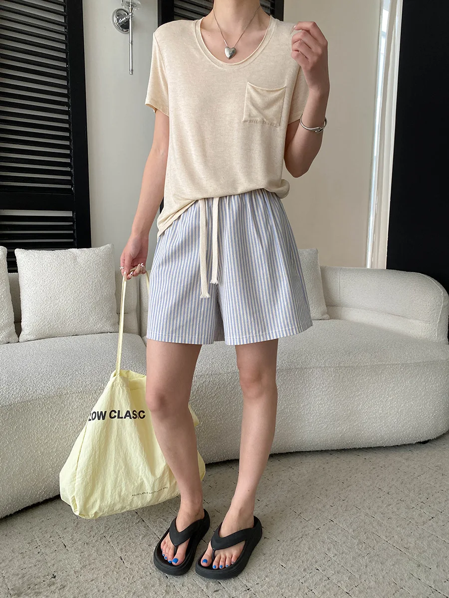Sommerliches Damen-T-Shirt mit Rundhalsausschnitt, Tasche und lockeren kurzen Ärmeln – Detail 19