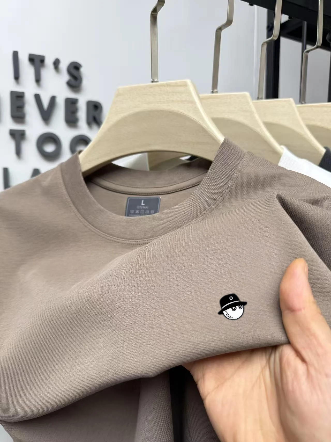 Sommerliches, modisches, besticktes Oberteil für Herren, Rundhalsausschnitt, Kurzarm-T-Shirt, weich, bequem, alltagstauglich, sportlich, vielseitig.