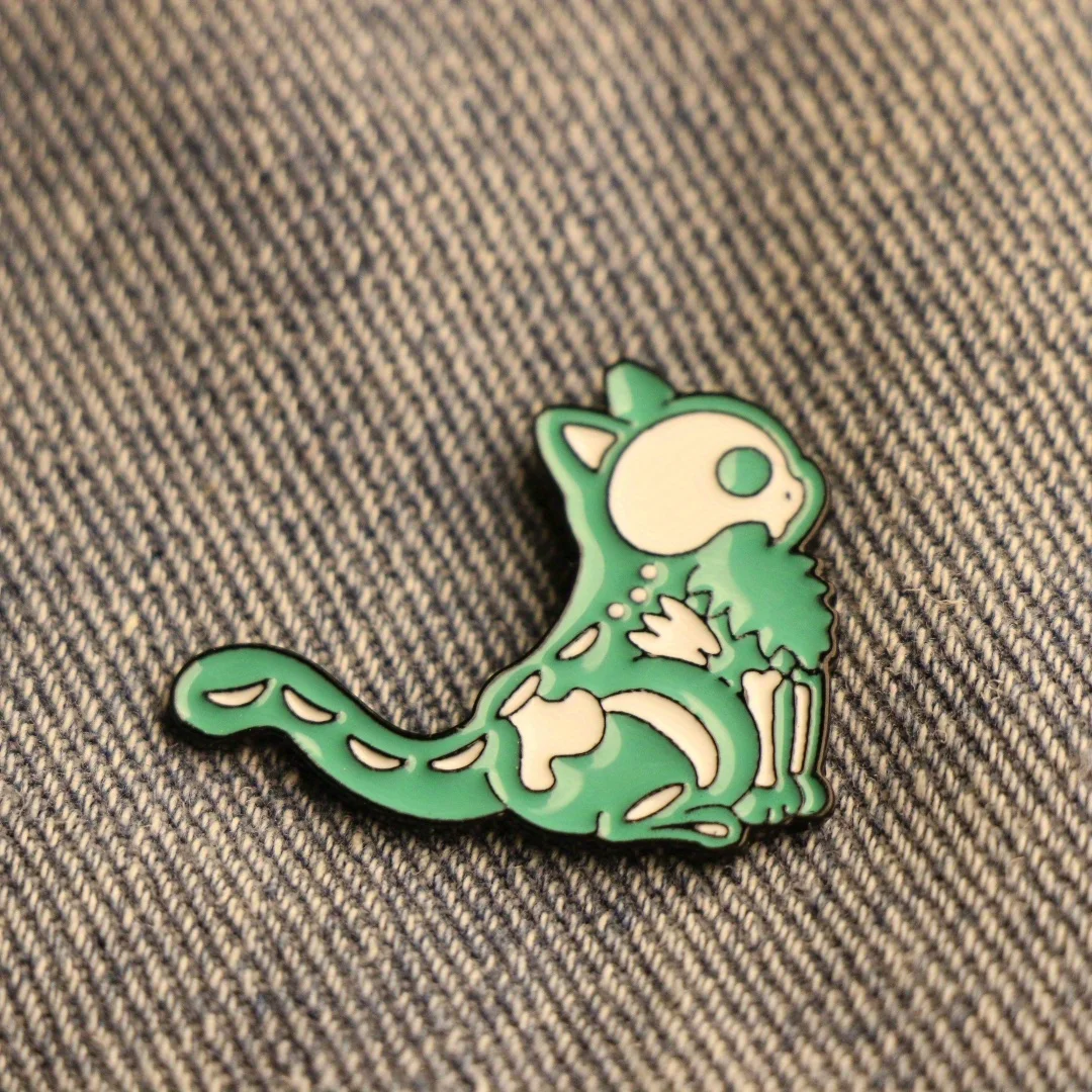 1, niedliche und humorvolle Cartoon-Anstecknadel, mit einer Skelettkatze, passend für Jungen und Mädchen, um Kleidung und Rucksackkleidung zu kombinieren.