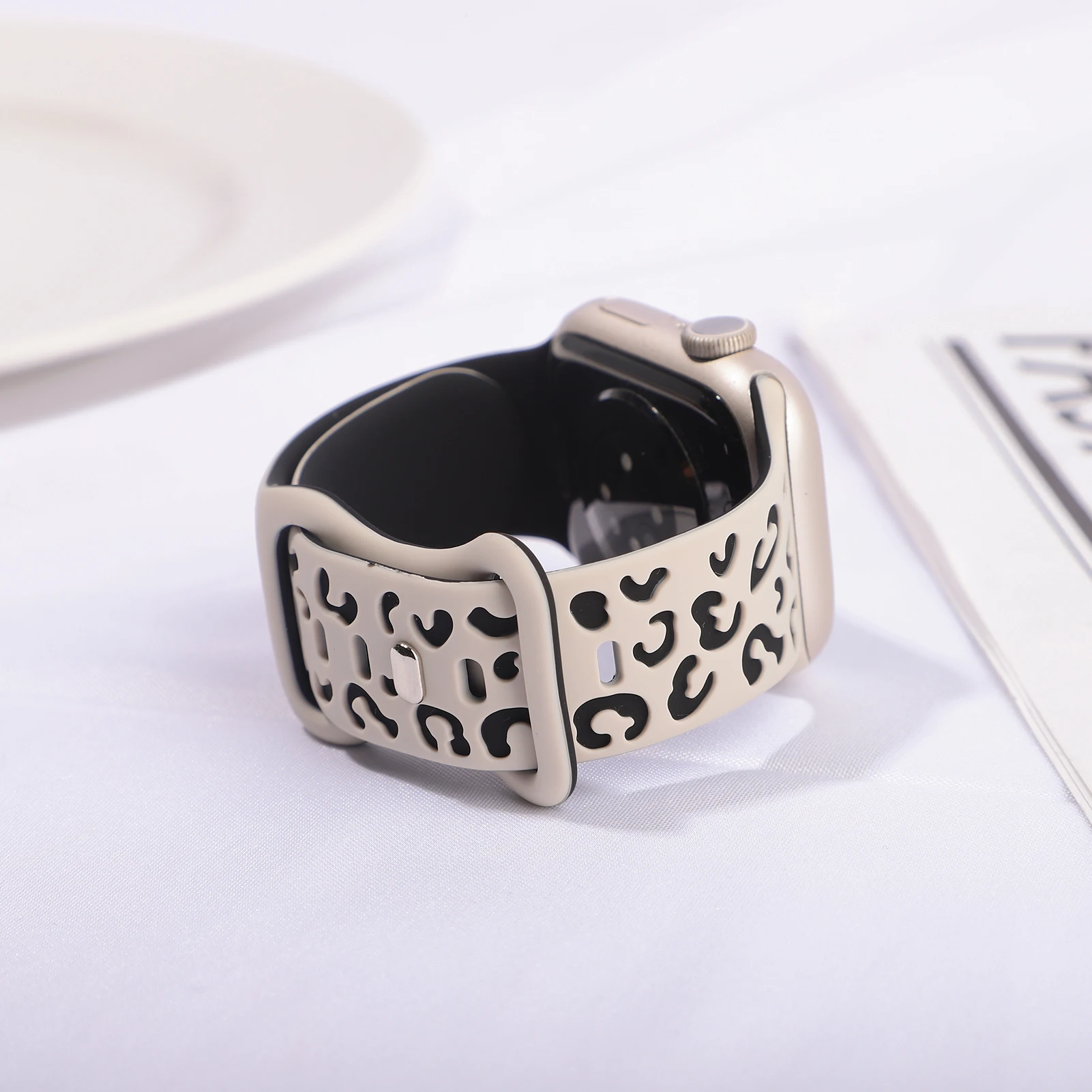 รูปสินค้า สายซิลิโคนลายสลัก สวยหรู ใส่ได้ทุกขนาด Apple Watch