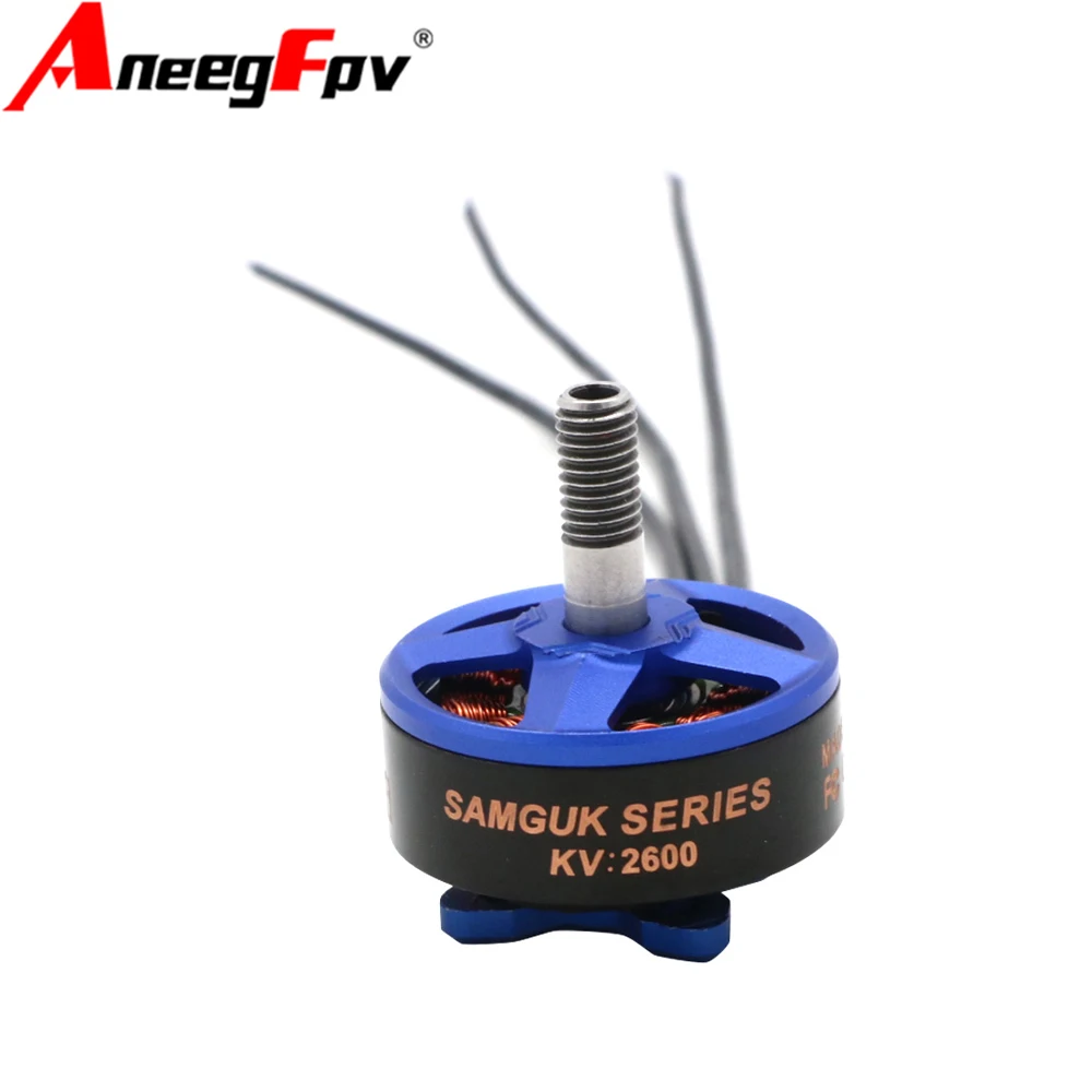 Lot de 4 Moteurs Brushless 2207 2600KV alignés, parfait pour un quadricoptère de course.
