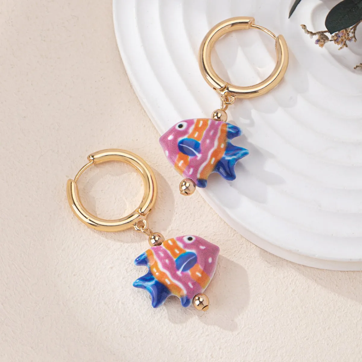 Ceramic Hand-painted Fish Dangle Earrings for Women Multicolour Tropical Fish Gold Color Circle Huggie Ear Hoop Charm Jewelry