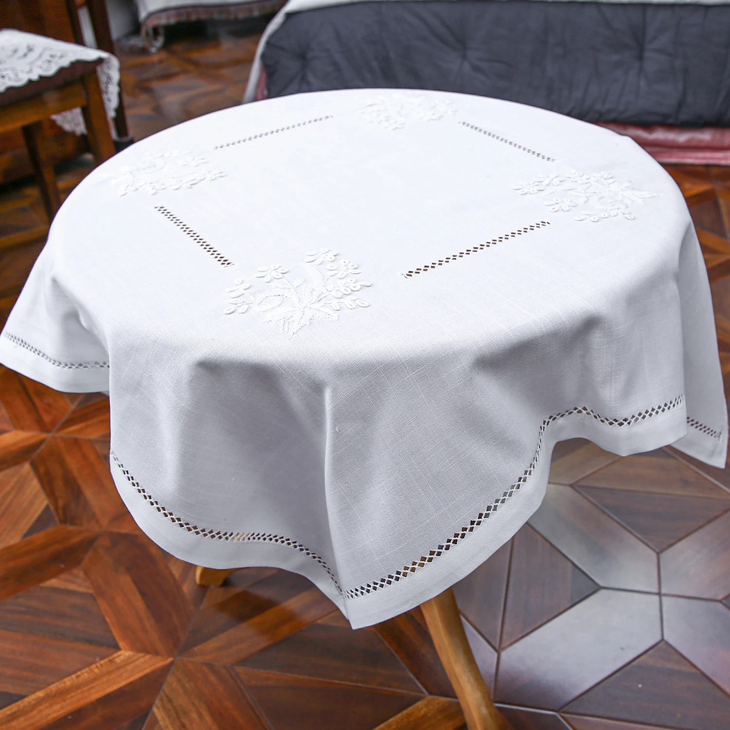 Nappe Ancienne Brodée Main, Fond Blanc, Motifs Floraux – Coton, Rectangulaire