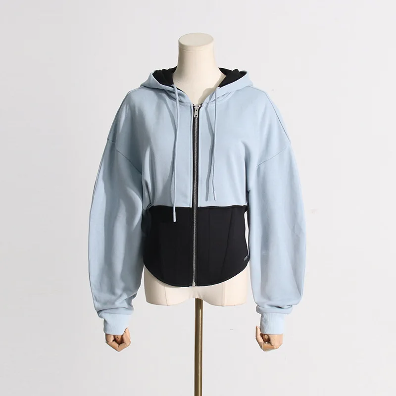 Рисунок 2 - Женское приталенное пальто с капюшоном