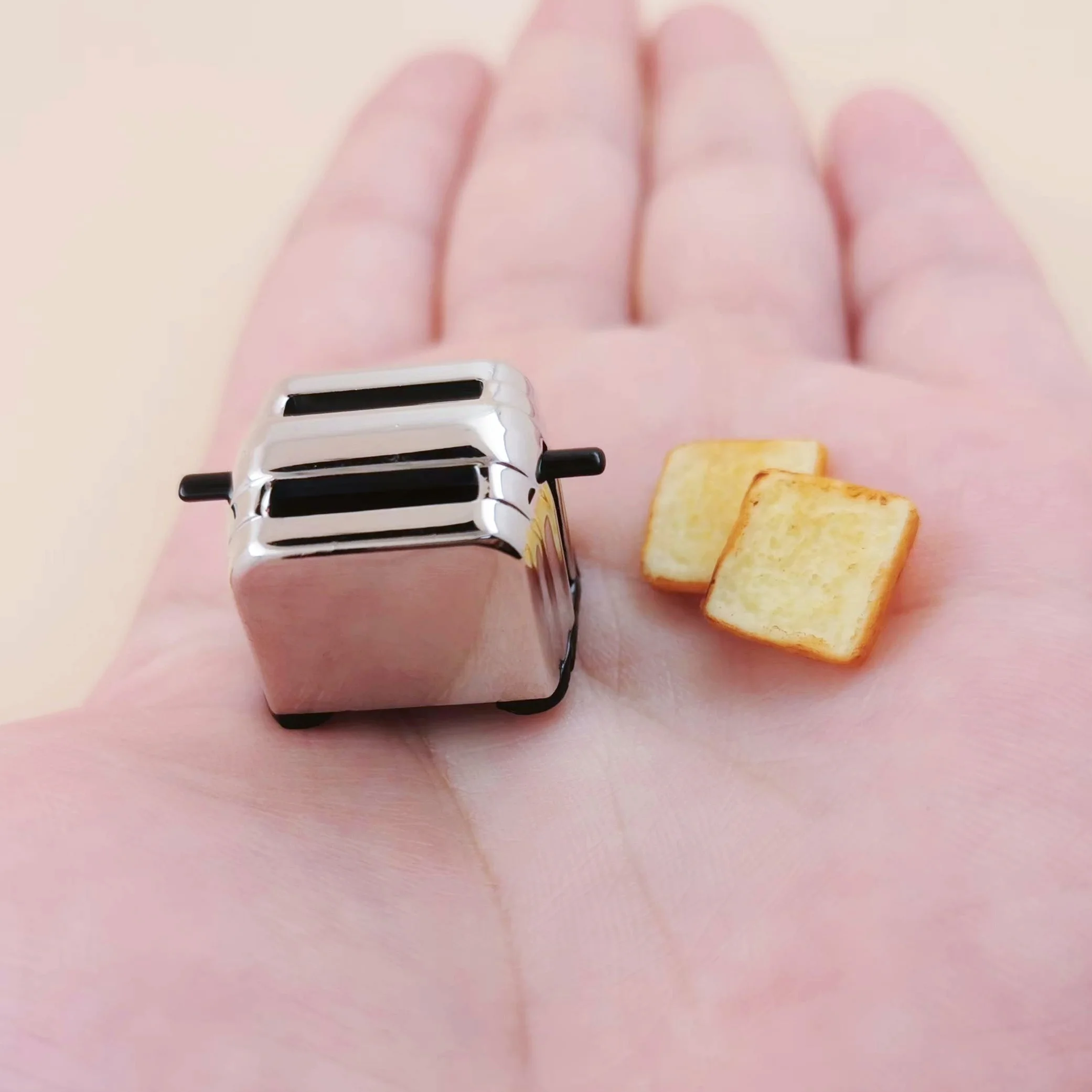 1: 12 Scale Kitchen Scene Model Mini Metal Toaster Creative Mini Breakfast Toaster Doll House Accessories Simulation